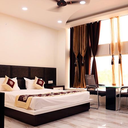 Hotel Neelam Ludhiana Exterior photo