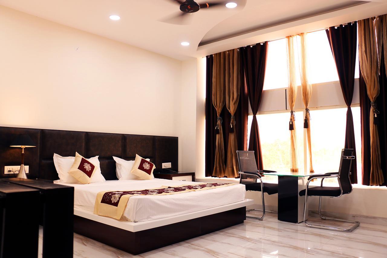 Hotel Neelam Ludhiana Exterior photo