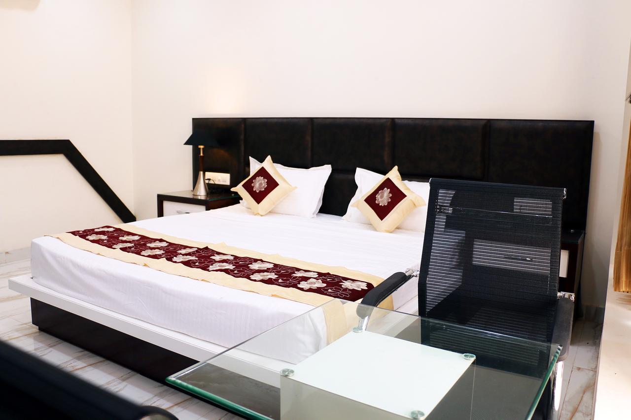 Hotel Neelam Ludhiana Exterior photo