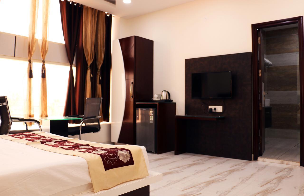 Hotel Neelam Ludhiana Exterior photo