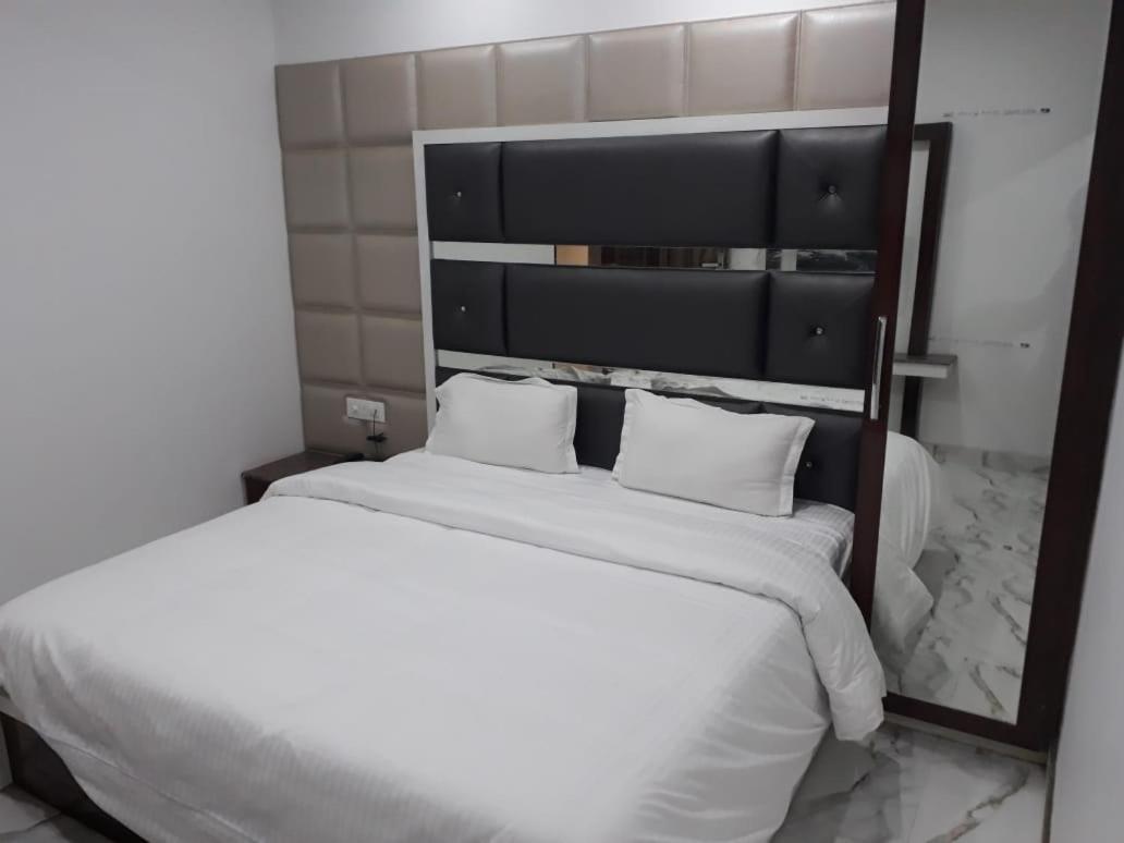 Hotel Neelam Ludhiana Exterior photo